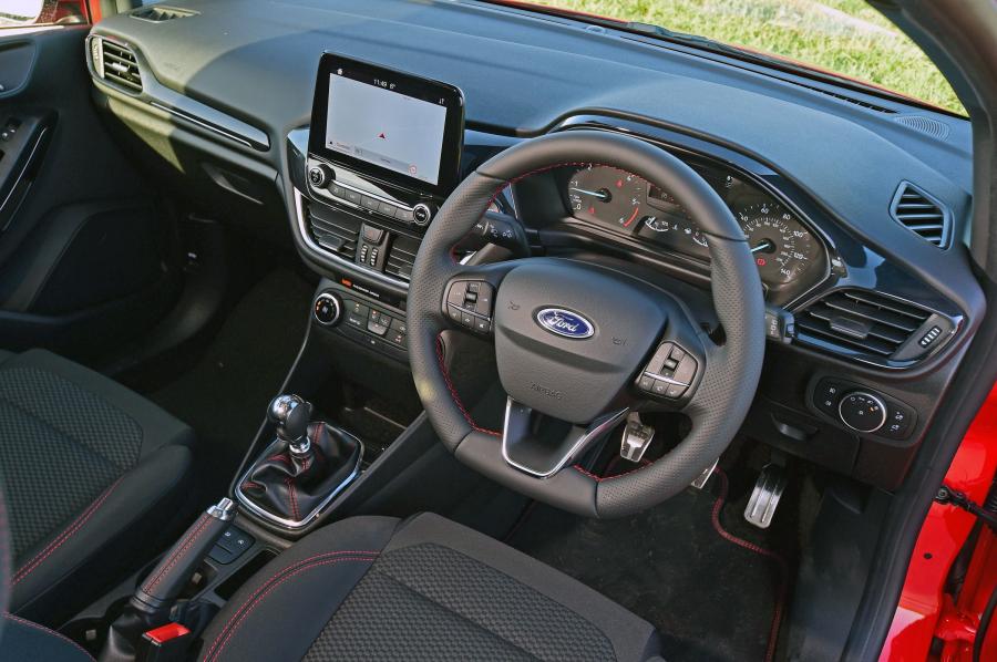 Торпедо Ford Fiesta Sport Van 2018 года  (UK) (фото 15 из 23)